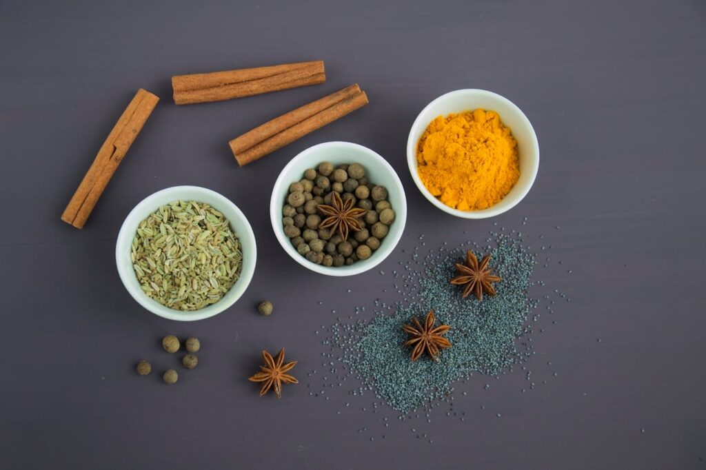 De warme smaak van anijs staafjes in melk en keuken