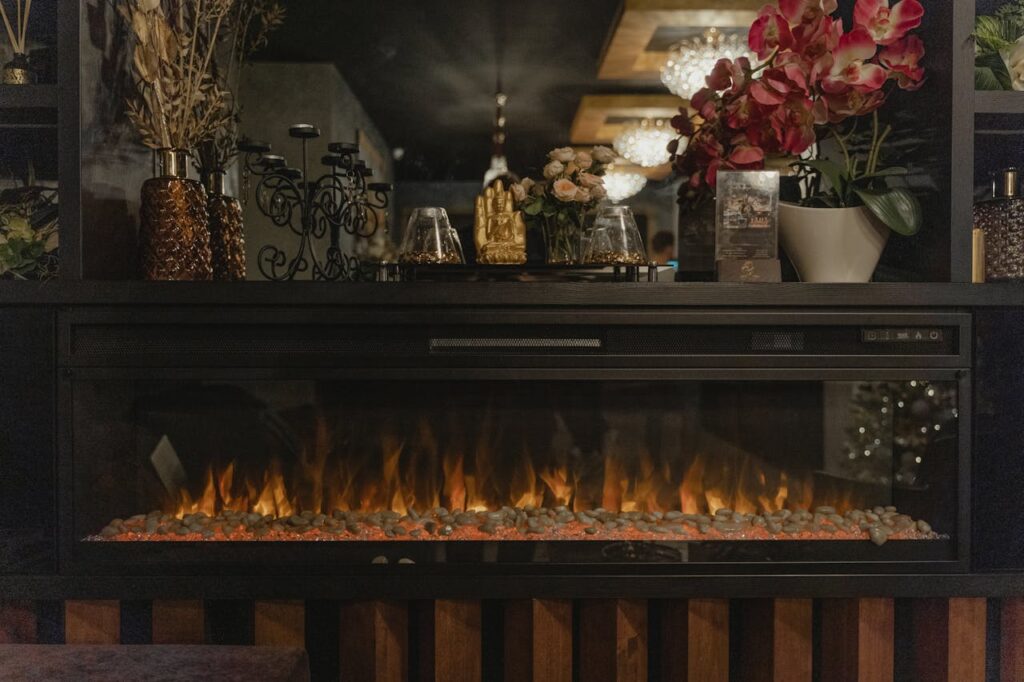 Warm en comfortabel met een elektrische kachel in de woonkamer